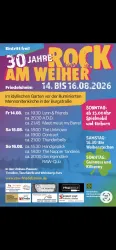 Ein Plakat für das Event "30 Jahre Rock am Weiher" vom 14. bis 16. August 2026 in Friedelheim. Es zeigt die Veranstaltungszeiten und Bands sowie Informationen zum Eintritt.