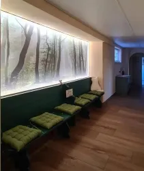 Flur mit Kirchenbank