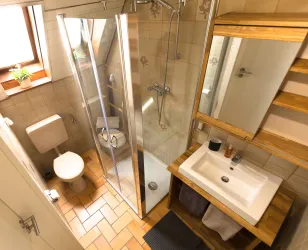 Ein modernes Badezimmer mit einer Dusche, Waschbecken und einer Toilette. Die Wände sind gefliest und es gibt Holzregale für Handtücher.