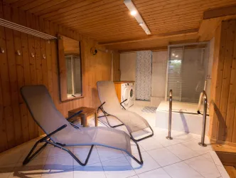 Saunaruheraum mit Ausgang zum Garten