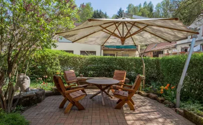 Freisitz mit Sonnenschirm