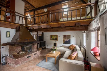 Wohnzimmer mit Galerie und Kamin