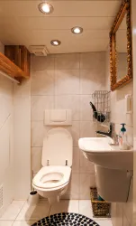 Bad mit Toilette im Untergeschoss