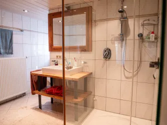 Bad en Suite mit Dusche und WC