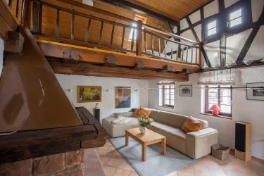 Wohnzimmer mit Galerie und Kamin