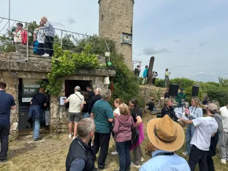 Menschen feiern die kulinarische Weinwanderung auf dem Wartturm