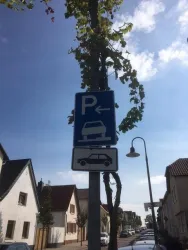 Parken halb auf Gehweg, Georg-Fitz-Straße
