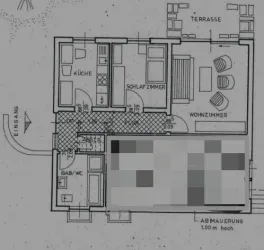 Eine Grundrissskizze eines Hauses mit mehreren Räumen. Zu sehen sind ein Wohnzimmer, ein Schlafzimmer, eine Küche sowie ein Badezimmer.