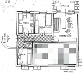 Das Bild zeigt einen Grundriss eines Hauses mit verschiedenen Räumen wie Küche, Schlafzimmer und Wohnzimmer. Es gibt auch eine Terrasse und ein Badezimmer.