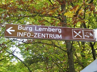 Wegweiser zur Burg (© TI Pirmasens Land)