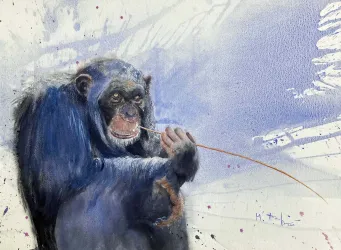 Ein Schimpanse sitzt und hält einen Pinsel. Im Hintergrund sind sanfte Farben und Strukturen zu sehen.