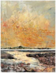 Ein beeindruckendes Kunstwerk mit einem farbenfrohen Himmel, der in orange und gelb leuchtet. Darunter spiegelt sich das Wasser in sanften Tönen und zeigt eine rauere, felsige Küstenlinie.