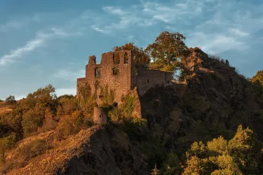 Burgruine Falkenstein in Abenddämmerung
