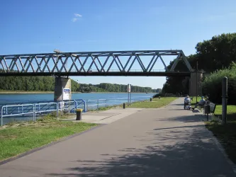 63. Beim Schiffsanleger (1)