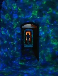 Ein dunkler Raum mit bunten Lichteffekten in Blau und Grün. Eine Person steht in einem erleuchteten Durchgang.