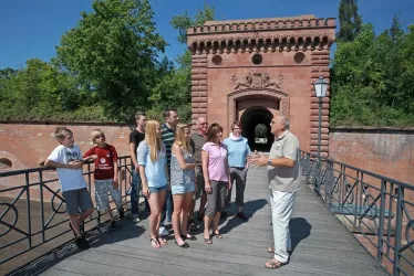 Gästestruppe vorm Weißenburger Tor (© Südpfalz-Tourismus e.V., Fotograf: Norman P.Krauss)