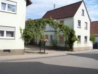 Eingangsbereich zum Hof des Weingut Kern (© Weingut Kern)