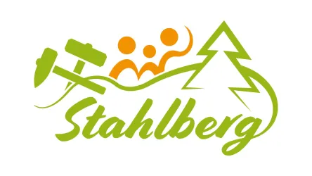 Das Logo von Stahlberg zeigt eine stilisierte Landschaft mit Werkzeugen und Menschen. Es vermittelt ein Gefühl von Natur und Aktivität.