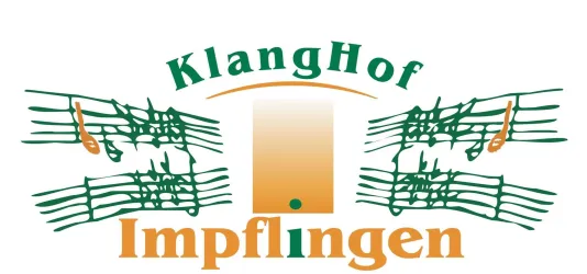 Ein Logo mit dem Schriftzug "KlangHof Impflingen". Es zeigt musikalische Noten und einen zentralen Punkt.