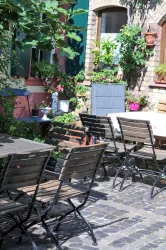 Gemütlich im Hof Wein & Pfälzer Kulinarik genießen