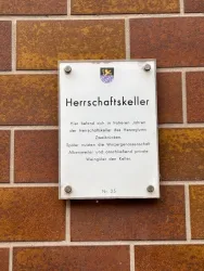 Das Bild zeigt einInformationsschild mit dem Titel "Herrschaftskeller". Es beschreibt die historische Bedeutung des Orts in Zweibrücken.