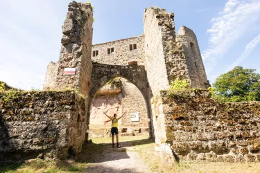 Blick auf das Eingangsportal der Burg Gräfenstein