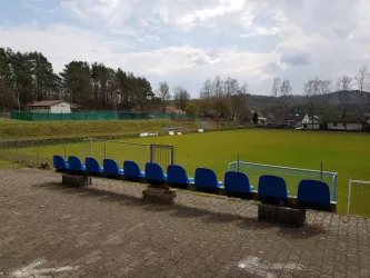 Blick auf den Rasenplatz und den Tennisclub