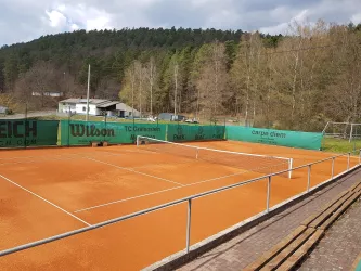 Einer der Tennisplätze des TC Gräfenstein