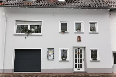 Hausansicht Straßenseite (© Archiv Haus Wiesengrund)