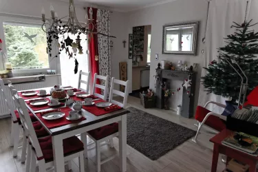 Weihnachtliches Esszimmer (© Archiv Haus Wiesengrund)