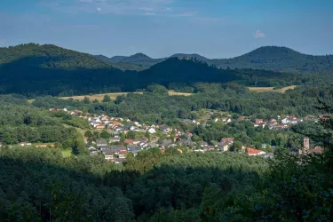 Blick auf Merzalben und die Burg