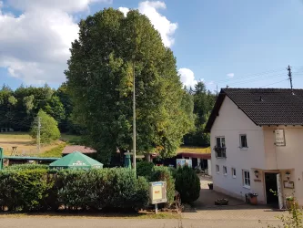 Blick auf Gasthaus und Biergarten