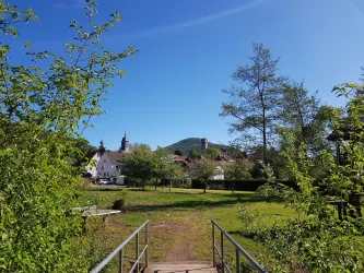 Brücke zum Spielplatz mit Blick auf die Ortsmitte