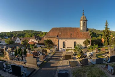 Friedhof Merzalben mit alter Kirche St. Peter und 