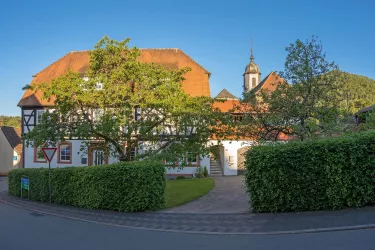 Blick auf alte Kirche St. Peter und Paul