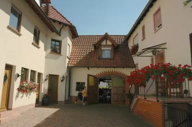 Weingut Weber Hausansicht (© Weingut Weber)