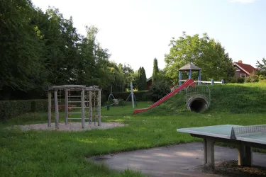 Spielplatz mit Tischtennisplatte (© Kuno Müller)