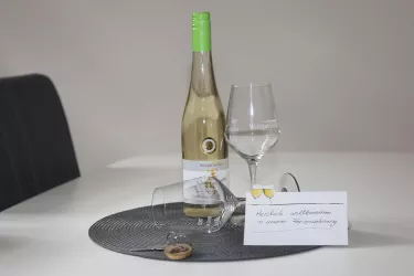 Willkommen mit Wein (© Fam Geissert)