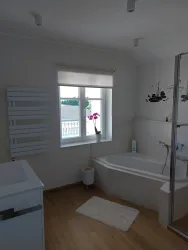 Bad mit Wanne und Dusche