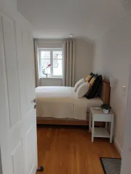Blick vom Flur in das Schlafzimmer