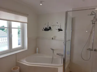 Bad mit Wanne und Dusche