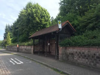 Bushaltestelle Bruchweiler-Bärenbach Alter Fried. (© Adrian Stilgenbauer)