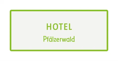 Ein Schild mit der Aufschrift "Hotel Pfälzerwald". Es hat einen einfachen, modernen Stil in grüner Schrift.
