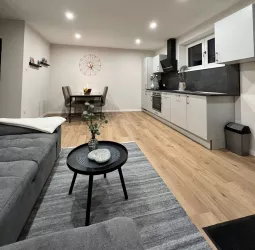 Wohnzimmer mit Küche (© Archiv Ferienwohnung Timeout am Bärensteig)