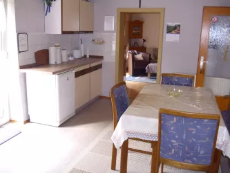 Küche mit Esstisch (© Archiv Ferienwohnung Kübler)