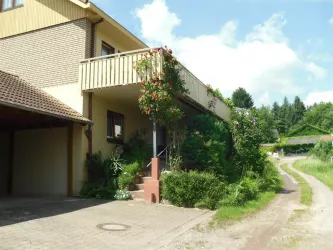 Eingang und Carport (© Margret George)