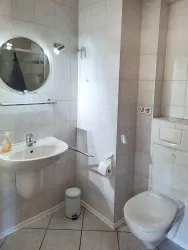 Bad mit Waschbecken/WC