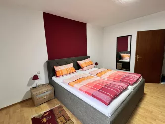 Schlafzimmer 1