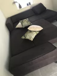 Couch im Wohnzimmer (© Annika Hand)