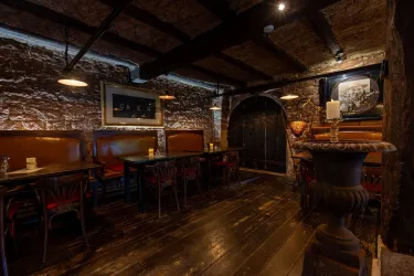 8_Gastraum innen 3 (© Weinbar Caveau)